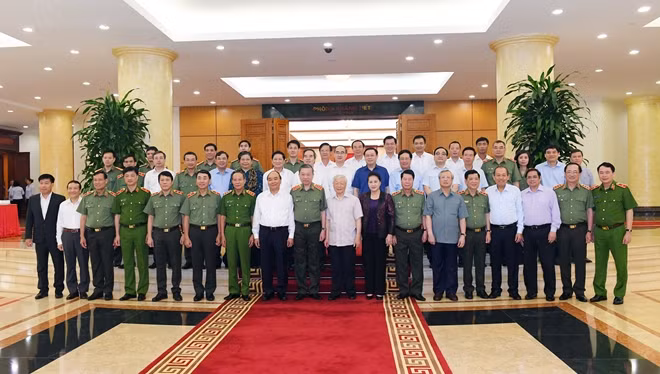 Tổng Bí thư, Chủ tịch nước Nguyễn Phú Trọng; Thủ tướng Chính phủ Nguyễn Xuân Phúc; Chủ tịch Quốc hội Nguyễn Thị Kim Ngân cùng các đồng chí trong Bộ Chính trị với Ban Thường vụ Đảng ủy Công an Trung ương.