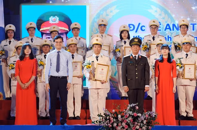 Thiếu tướng Nguyễn Đức Minh và đồng chí Bùi Quang Huy trao Bằng khen tặng các nhà giáo trẻ tiêu biểu.