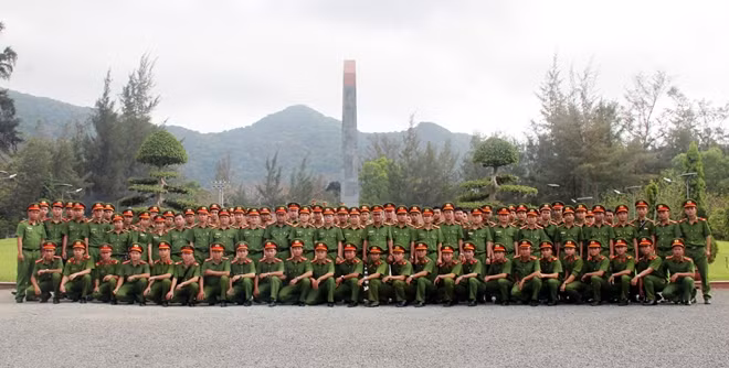 Đoàn công tác tại Nghĩa trang Hàng Dương Côn Đảo.
