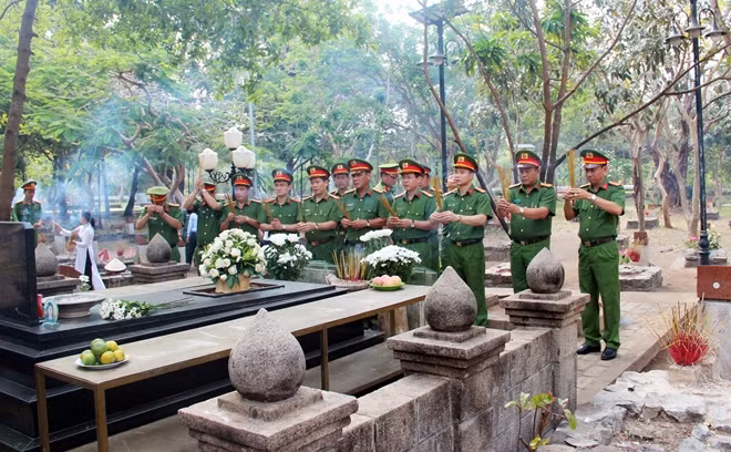 Đoàn công tác đến dâng hoa, dâng hương viếng thăm mộ chị Võ Thị Sáu tại Côn Đảo.