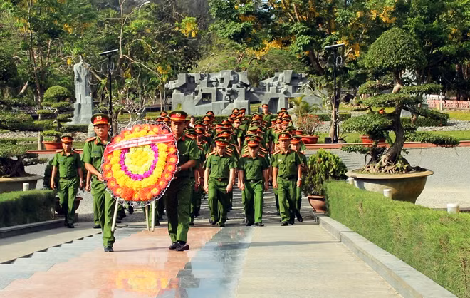 Đoàn công tác dâng hoa, dâng hương, dành một phút mặc niệm để tưởng nhớ các bậc tiền nhân, các anh hùng liệt sỹ và đồng bào yêu nước yên nghỉ tại Nghĩa trang Hàng Dương Côn Đảo .