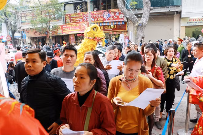 Cùng với đó là tờ rơi chi tiết giá của các mặt hàng.