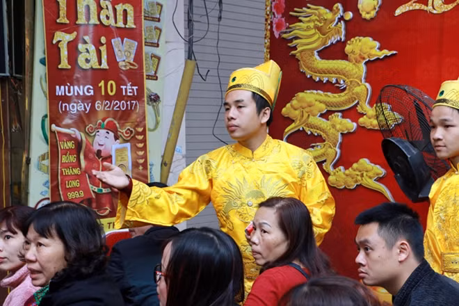 Các "ông, bà Thần Tài" nhiệt tình hướng dẫn khách tới mua vàng..