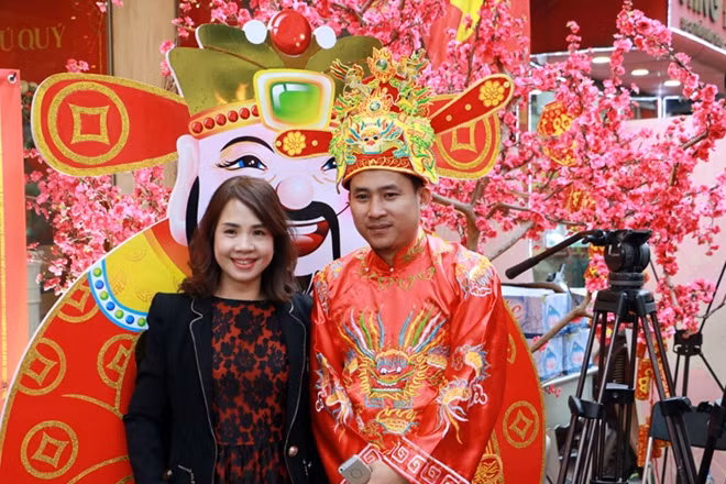 Một vị khách sau khi mua vàng, phấn khởi chụp ảnh với "ông Thần Tài".