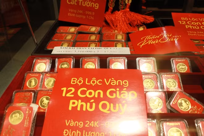 Những mặt hàng được niêm yết giá rõ ràng, tạo thuận lợi cho khách tới mua..