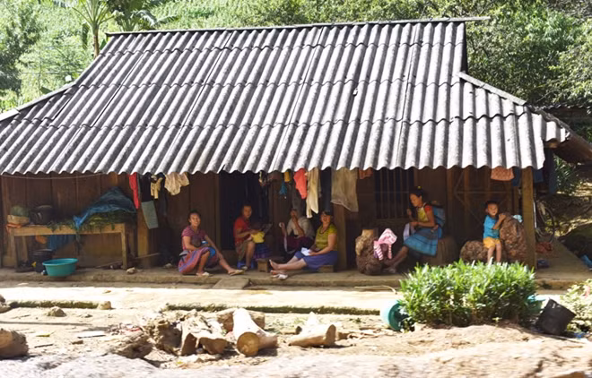 Chỉ mới cách đây mấy ngày, tiếng súng, lửa và cả lựu đạn nổ khiến người dân hoang mang, lo sợ giờ đã thay thế bằng tiếng cười, ánh mắt tươi vui, những đứa trẻ vô tư nô đùa trong ánh nắng...