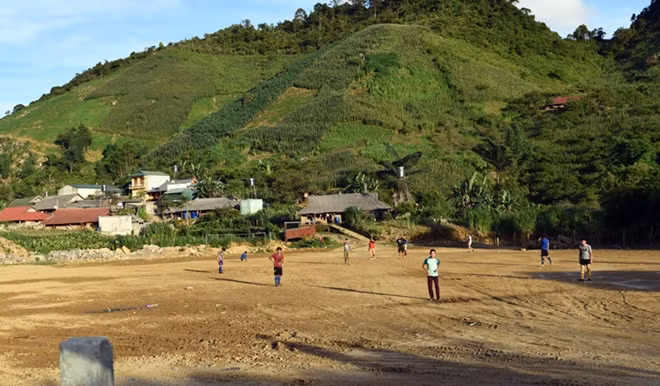 Thanh niên trong bản ra sân đá bóng.