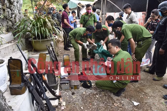 Cơ quan Cảnh sát điều tra kiểm đếm số tang vật tại nhà đối tượng Nguyễn Thanh Tuân.