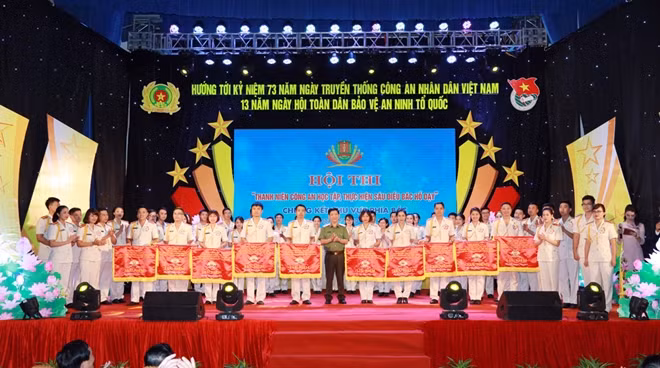 Thứ trưởng Nguyễn Văn Sơn trao Cờ lưu niệm tặng các đội tuyển xuất sắc đạt giải cao từ cuộc thi cấp cơ sở.