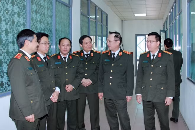 Thứ trưởng Nguyễn Văn Thành và Đoàn công tác đi kiểm tra các khu vực tập luyện, điều kiện cơ sở vật chất và trao đổi với các đại biểu.