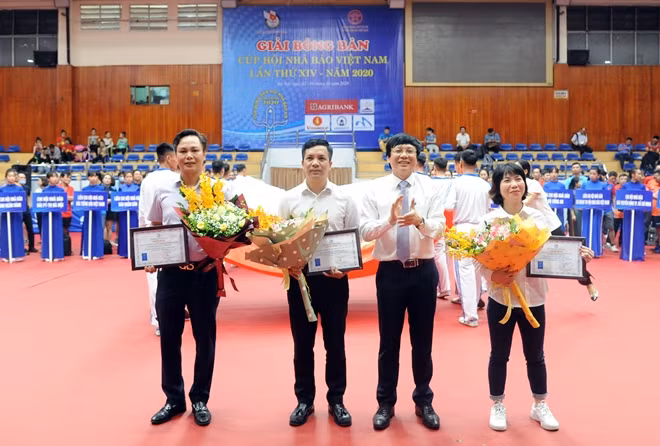 Ông Hồ Quang Lợi, Phó Chủ tịch Thường trực Hội Nhà báo Việt Nam, Trưởng Ban Tổ chức Giải Bóng bàn Cúp Hội Nhà báo Việt Nam tặng hoa cho các đơn vị đồng hành cùng Giải.