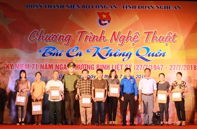 Thiếu tá Đồng Đức Vũ, Bí thư Đoàn TN Bộ Công an gửi trao những món quà kính biếu các gia đình thương, bệnh binh, thân nhân các gia đình liệt sỹ.