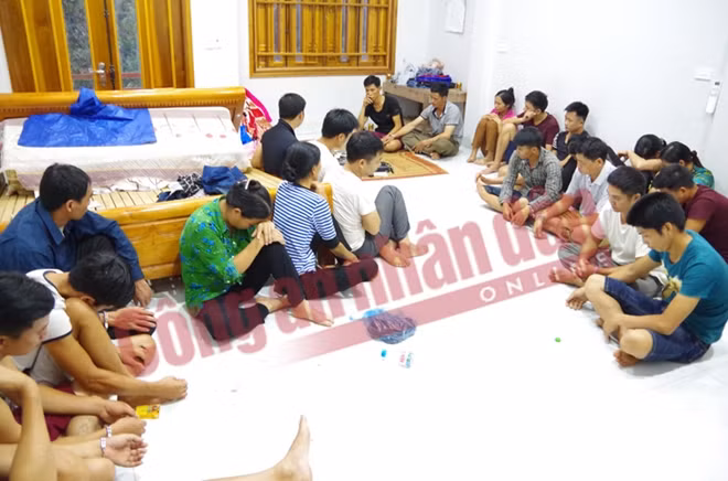 Các đối tượng bị bắt giữ và tang vật đánh bạc.
