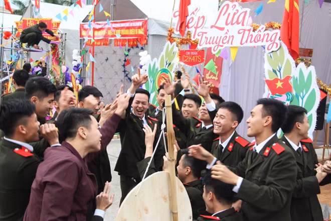 Bên cạnh đó là các trò chơi, trưng bày sản phẩm handmade, đấu giá từ thiện... thu hút sự quan tâm của đông đảo đoàn viên, tạo không khí sôi động trong suốt thời gian tổ chức Hội trại