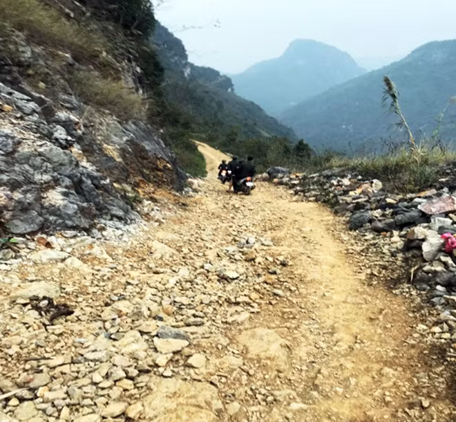 Để tới được đây, Đoàn công tác đã phải di chuyển xe máy tăng bo qua nhiều km đường ghập ghềnh...