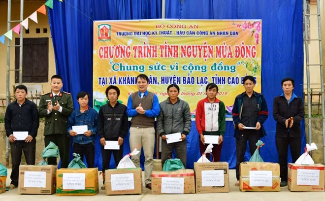 Đại úy Bùi Phương Tuấn, Bí thư Đoàn trường Đại học Kỹ thuật – Hậu cần CAND cùng huyện Đoàn trao quà cho các hộ gia đình có hoàn cảnh khó khăn.