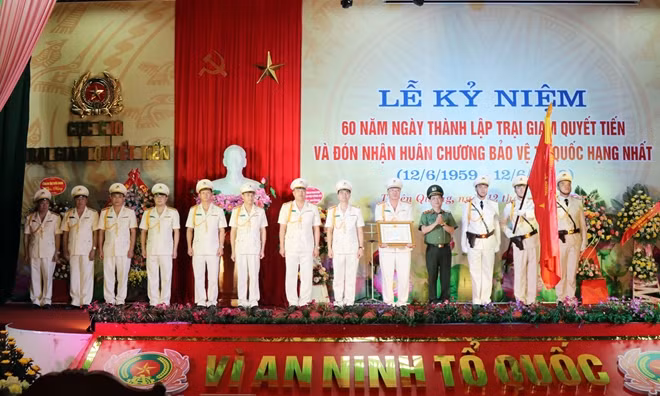 Thứ trưởng Nguyễn Văn Sơn trao Huân chương bảo vệ Tổ quốc hạng Nhất cho Trại giam Quyết Tiến.