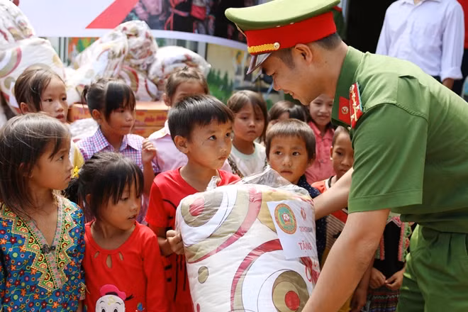 Tuổi trẻ Trường Trung cấp Cảnh sát Vũ trang trao quà, thăm hỏi và động viên các em nhỏ.