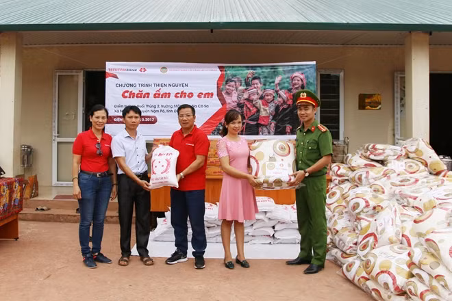 Đoàn tình nguyện trao quà tới thầy và trò tại thuộc 3 điểm trường xã Na Cô Sa.