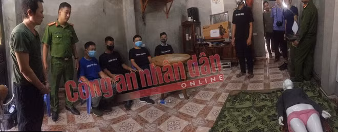 Phạm Văn Dũng diễn tả lại hành vi thú tính, các đối tượng lần lượt thay nhau hãm hiếp nạn nhân ngay tại phòng khách nhà Bùi Văn Công.