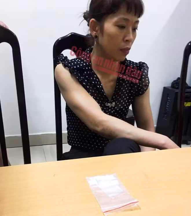 Nữ quái giấu ma túy đá trong ngực Lê Thanh Hà.