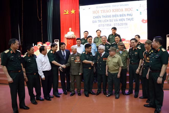 Các đại biểu cùng nhau ôn lại quá khứ hào hùng của dân tộc qua sự kiện chiến thắng Điện Biên Phủ lẫy lừng.