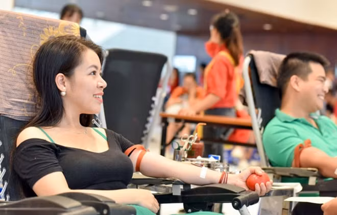 Vợ chồng cán bộ Công an Bùi Hoàng Ly Ly và Nguyễn Văn Nguyên cũng góp mặt tại sự kiện. Đây là cặp đôi đã có hơn 50 lần tham gia hiến máu tình nguyện.
