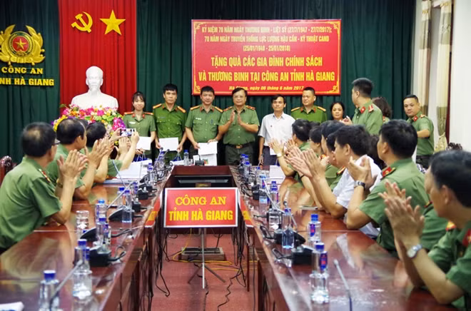 Thiếu tướng Nguyễn Văn Dư, Phó Tổng cục trưởng Tổng cục Hậu cần – Kỹ thuật CAND trao quà tặng các thương binh, thân nhân gia đình liệt sỹ tại Công an tỉnh Hà Giang.