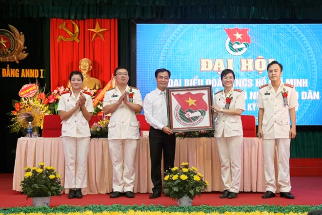 Lãnh đạo Đoàn cấp trên tặng hoa chúc mừng thành công Đại hội.