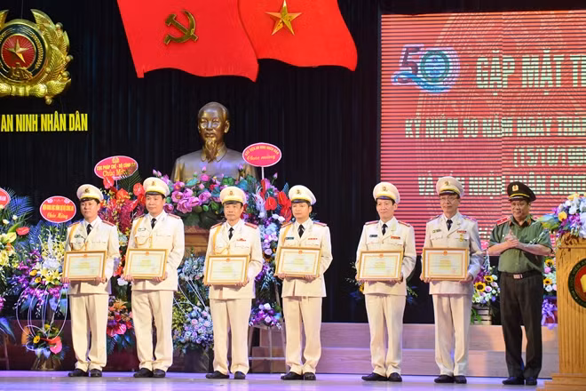 Ban Tổ chức trao Bằng khen, Giấy khen của Bộ trưởng Bộ Công an, Giám đốc Học viện ANND tặng các cá nhân.
