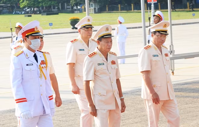 Đoàn đại biểu Đảng ủy Công an Trung ương, Bộ Công an vào Lăng viếng Chủ tịch Hồ Chí Minh.