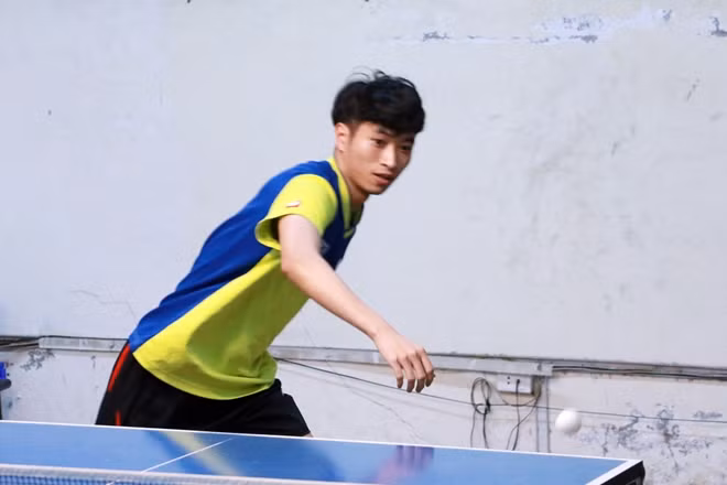 Các vận động viên giao lưu bóng bàn tại trụ sở Báo Công an nhân dân.