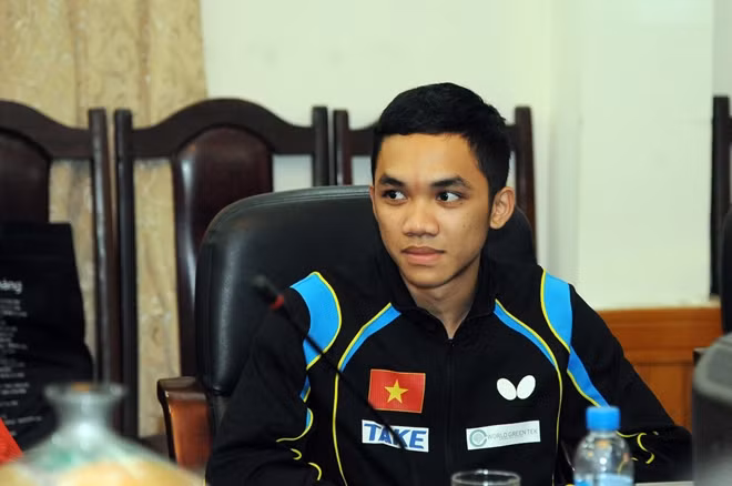 Tay vợt trẻ 18 tuổi Đinh Anh Hoàng.