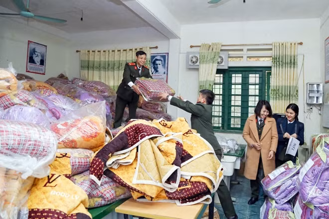 Đoàn công tác vận chuyển hàng trăm suất quà tới trao cho bà con vùng cao Bắc Hà.