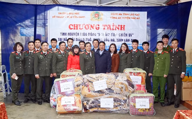Đại tá Đặng Vũ Hạnh, Phó Hiệu trưởng và Đoàn công tác của Nhà trường tặng quà cho các trường mầm non, tiểu học, THCS xã Thải Giàng Phố...