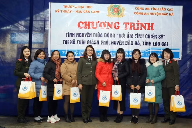 Hội Phụ nữ Nhà trường tặng quà cho các cô giáo Trường mầm non Thải Giàng Phố.