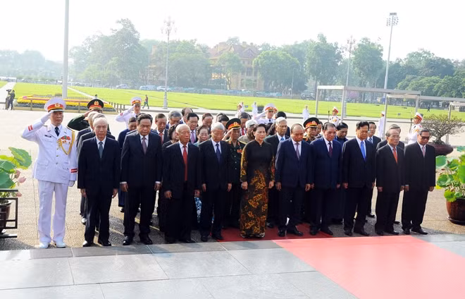Các đồng chí lãnh đạo Đảng, Nhà nước, Mặt trận Tổ quốc Việt Nam tưởng nhớ Chủ tịch Hồ Chí Minh.