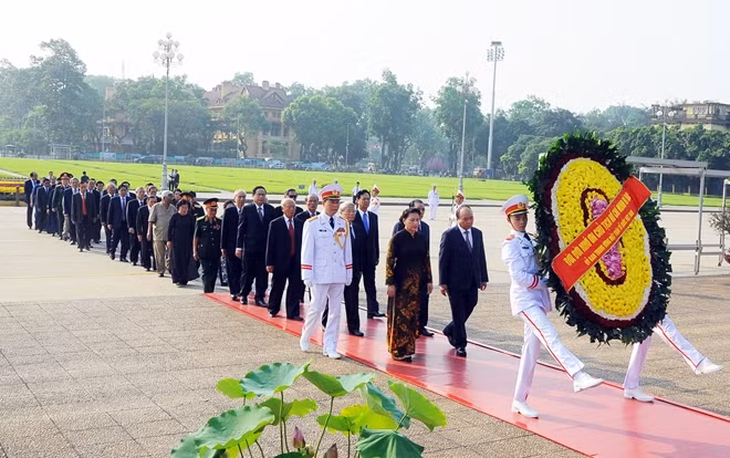 Đoàn đại biểu Ban Chấp hành Trung ương Đảng, Chủ tịch nước, Chính phủ, Quốc hội, Ủy ban Trung ương Mặt trận Tổ quốc Việt Nam đã đến đặt vòng hoa và vào Lăng viếng Chủ tịch Hồ Chí Minh.
