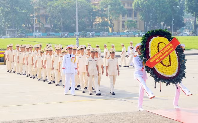 Đoàn đại biểu Đảng ủy Công an Trung ương, lãnh đạo Bộ Công an vào Lăng viếng Chủ tịch Hồ Chí Minh.