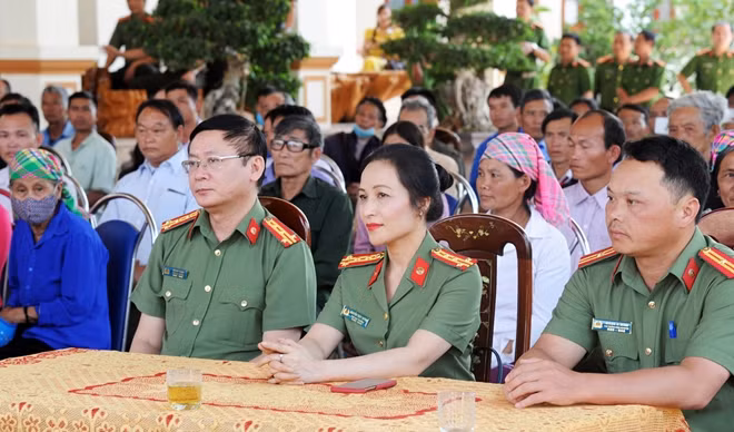 Các đại biểu tham dự buổi lễ.