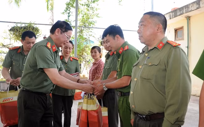 Đại tá Mã Duy Quân, Phó Cục trưởng Cục Truyền thông CAND, Tổng Biên tập, Giám đốc Nhà Xuất bản CAND ; ông Vùi Văn Nguyện, Phó Bí thư, Chủ tịch UBND huyện Mường Nhé thăm hỏi, động viên và trao quà tặng các CBCS Công an huyện Mường Nhé có hoàn cảnh khó khăn.