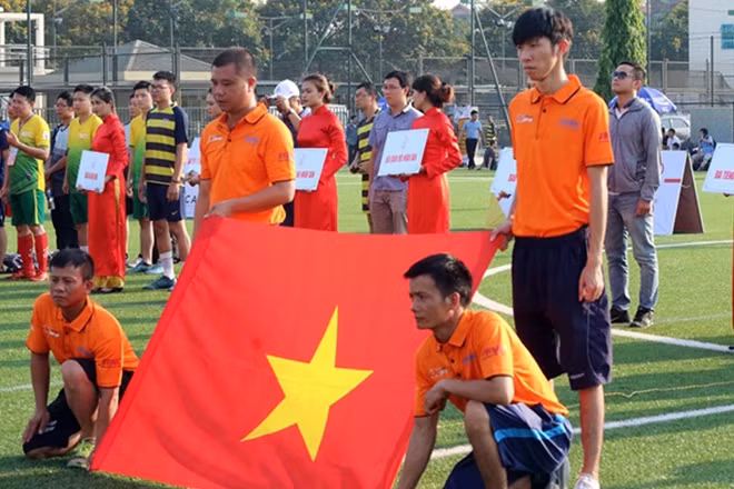 Các đại biểu và các đội làm lễ chào cờ.