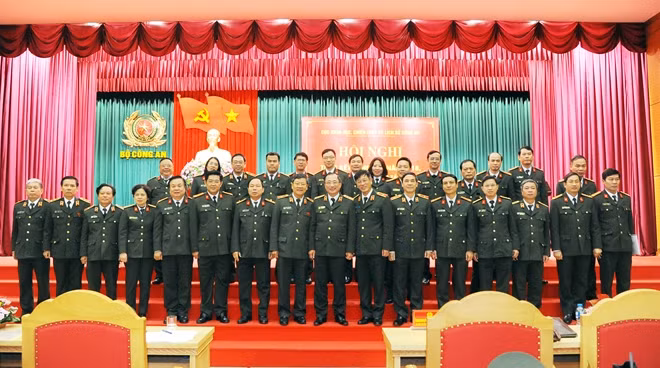 Thứ trưởng Nguyễn Văn Thành và các đại biểu dự Hội nghị.