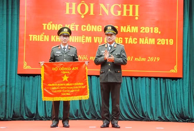 Thứ trưởng Nguyễn Văn Thành trao Cờ thi đua của Bộ Công an tặng Phòng Tổng hợp, Cục Khoa học, Chiến lược và Lịch sử Công an.