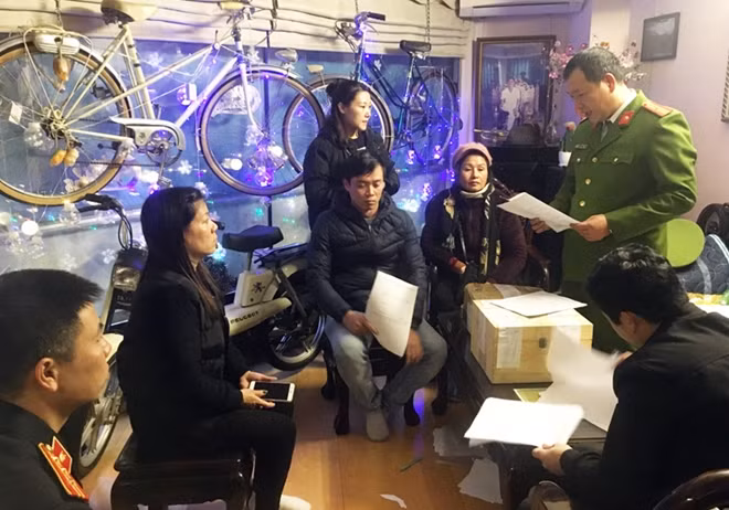 Mọi việc diễn ra dưới sự chứng kiến của các cơ quan chức năng, đại diện địa phương, chị gái và người thân của Hưng “kính.