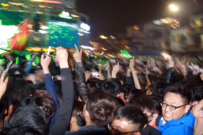 Người người hò reo, còn lại len lỏi để tìm lối thoát khỏi đám đông.