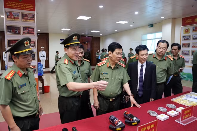 Thứ trưởng Nguyễn Văn Sơn và đồng chí Phạm Đình Nghị, Phó Bí thư Tỉnh ủy, Chủ tịch UBND tỉnh kiểm tra các trang, thiết bị được trang cấp cho Công an chính quy về xã.