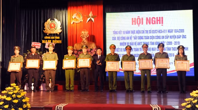 Đồng chí Phạm Đình Nghị, Phó Bí thư Tỉnh ủy, Chủ tịch UBND tỉnh trao Bằng khen tặng các tập thể, cá nhân tiêu biểu.