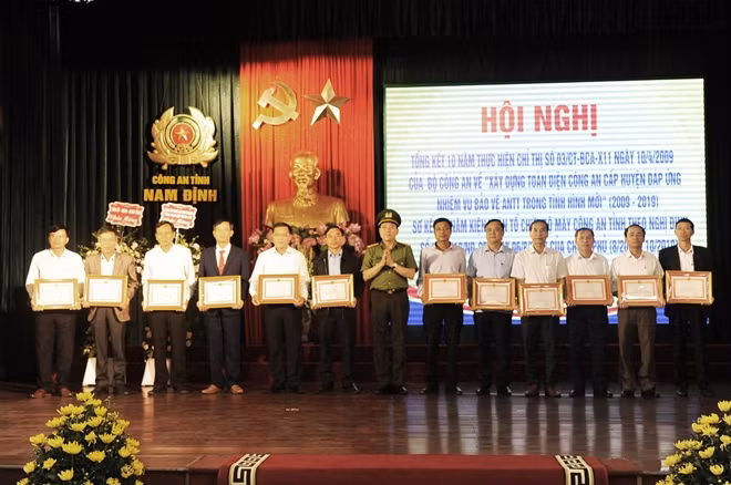 Đại tá Phạm Văn Long, Giám đốc Công an tỉnh Nam Định trao Giấy khen cho các tập thể, cá nhân tiêu biểu.