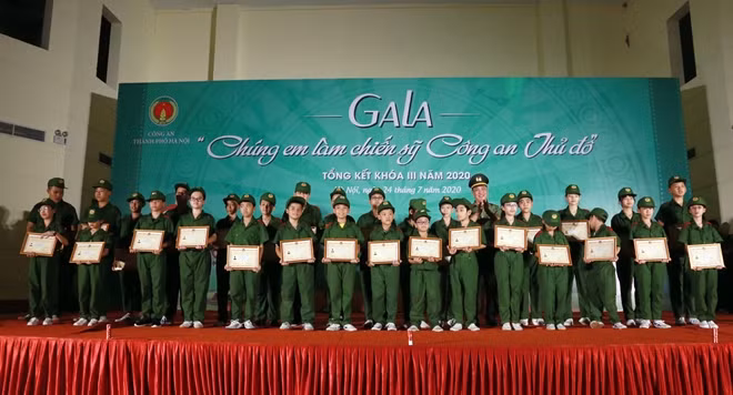 Ban Tổ chức trao Giấy chứng nhận hoàn thành khóa học cho học viên các Tiểu đội.